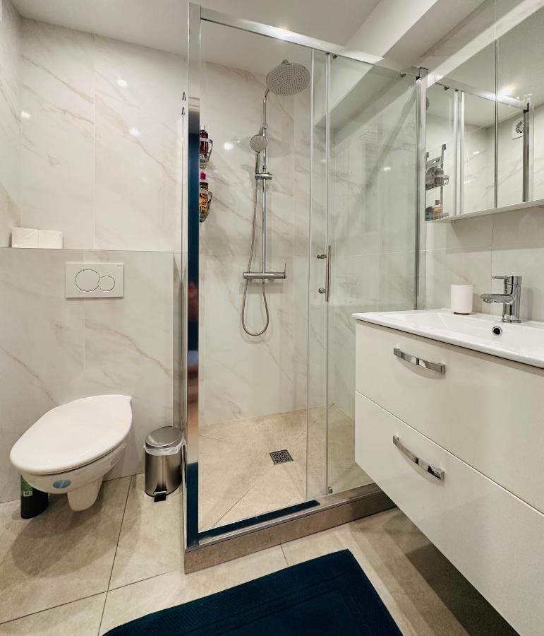 The Nice - 3 Rooms, 3Air Cond, 3Tv, 3Fans, 2 Wc, Wifi Everywhere 5Min Aeroport, Train, Beach, 1Min Tram, 15 Min Centre, Port, Parking Possible ภายนอก รูปภาพ