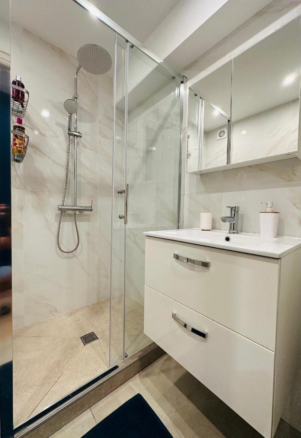 The Nice - 3 Rooms, 3Air Cond, 3Tv, 3Fans, 2 Wc, Wifi Everywhere 5Min Aeroport, Train, Beach, 1Min Tram, 15 Min Centre, Port, Parking Possible ภายนอก รูปภาพ